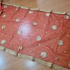 Dupatta vermelha e dourada de noiva com bordados dourados e pedras