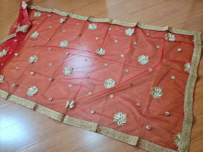 Dupatta vermelha e dourada de noiva com bordados dourados e pedras