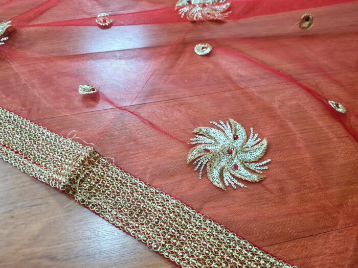 Dupatta vermelha e dourada de noiva com bordados dourados e pedras