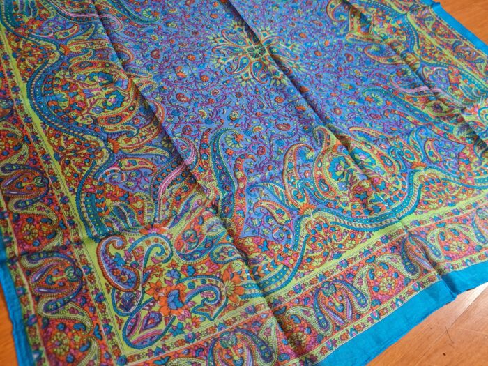 20260204_153939 Lenço indiano de seda pura quadrado estampado azul e color