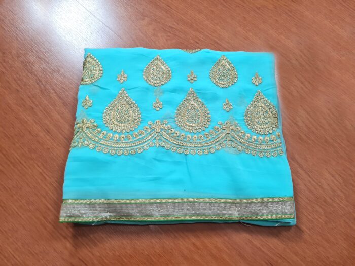 20260204_154327 Saree verde água com dourado para festas modelo Nilaya
