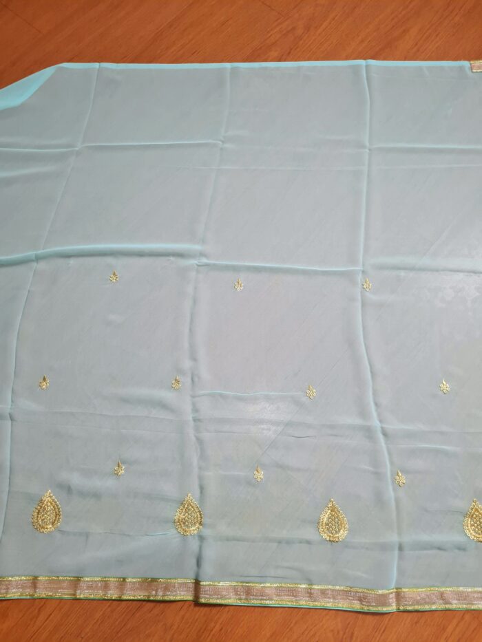 20260204_154637 Saree indiano de crepe de seda verde água com dourado modelo Nilaya