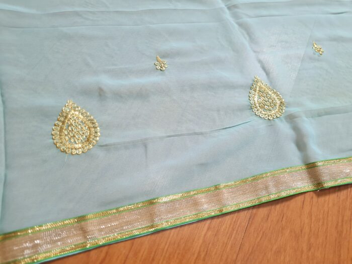 20260204_154643 Saree indiano de crepe de seda verde água com dourado modelo Nilaya