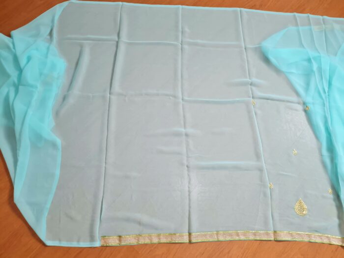 20260204_154700 Saree indiano de crepe de seda verde água com dourado modelo Nilaya
