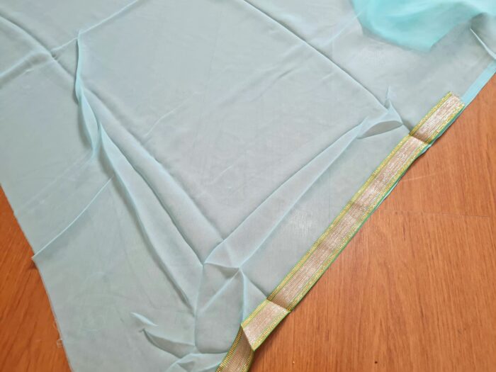 20260204_154731 Saree indiano de crepe de seda verde água com dourado modelo Nilaya