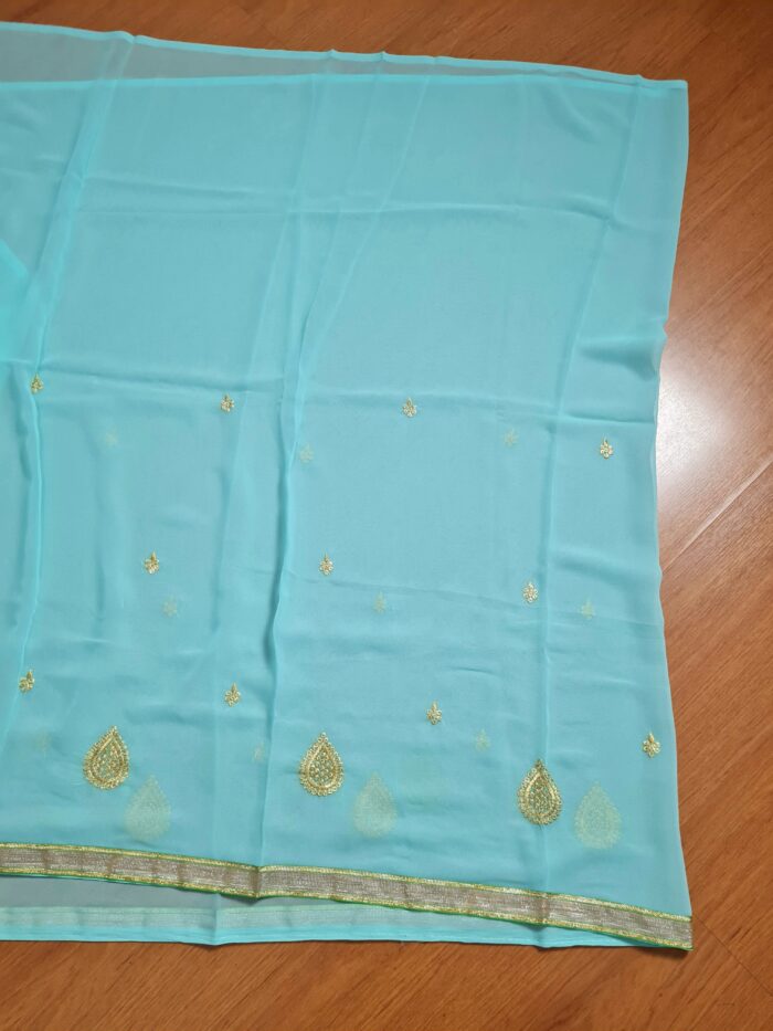 20260204_154814 Saree indiano de crepe de seda verde água com dourado modelo Nilaya