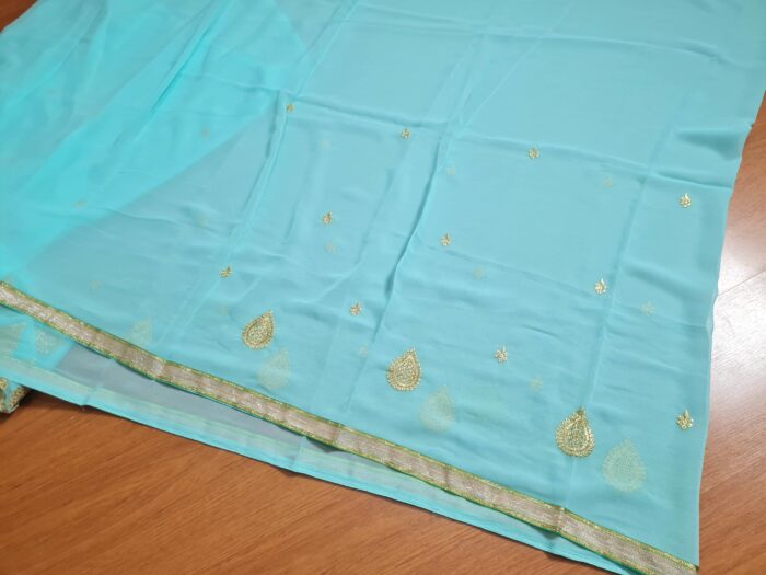 20260204_154819 Saree indiano de crepe de seda verde água com dourado modelo Nilaya