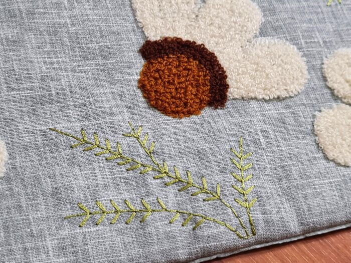 KIT 2 capas de almofadas indianas em viscolinho com bordados ponto russo