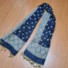 Echarpe indiana algodão com viscose dupla face de arabescos marinho e creme