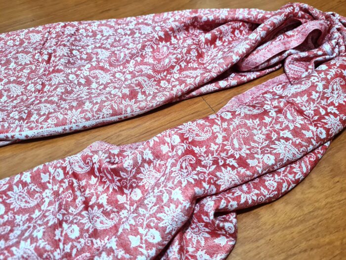 20260225_155519 Echarpe indiana algodão com viscose dupla face floral vermelha e off-white