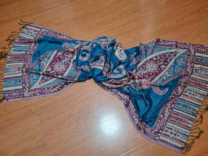 20260225_160633 Echarpe indiana algodão com viscose estampa arabescos azul turquesa e uva