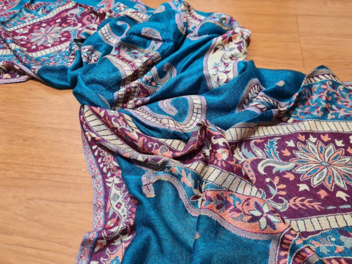 20260225_160636 Echarpe indiana algodão com viscose estampa arabescos azul turquesa e uva