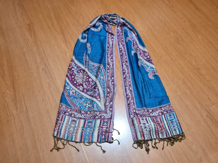 20260225_160733 Echarpe indiana algodão com viscose estampa arabescos azul turquesa e uva