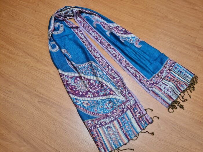 20260225_160739 Echarpe indiana algodão com viscose estampa arabescos azul turquesa e uva