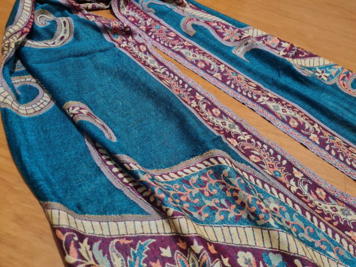 20260225_160743 Echarpe indiana algodão com viscose estampa arabescos azul turquesa e uva