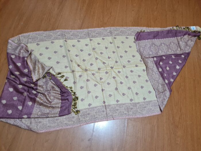 lenço luxuoso indiano com paisleys clássicos na estampa em cores creme e uva claro, dupla face.