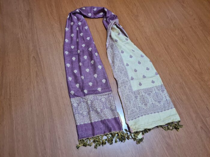 Echarpe indiana algodão com viscose dupla face de arabescos uva claro e creme
