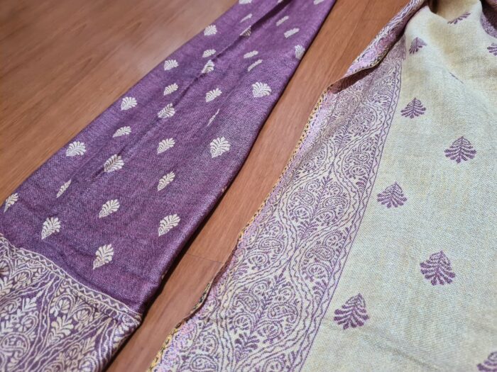 Echarpe indiana algodão com viscose dupla face de arabescos uva claro e creme