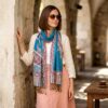 lenço de viscose e algodão turquesa e uva arabescos luxuoso Echarpe indiana algodão com viscose estampa arabescos azul turquesa e uva