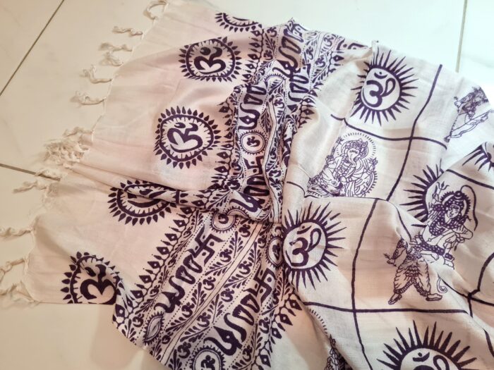 Chadar indiano (manto de oração) com 4 deuses hindus branco