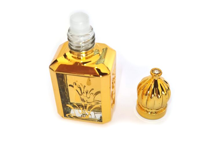 20260328_164434 Jannat e Firdaus (Uma mistura suave e fresca de ylang-ylang, neroli e limão em óleo de sândalo). Na língua árabe, a palavra Jannat significa céu, enquanto Firdaus significa jardim. Jannatul Firdaus significa a fragrância do jardim do céu. Sua fragrância é cítrica fresca e levemente doce. Esta é uma fragrância muito popular na Índia.