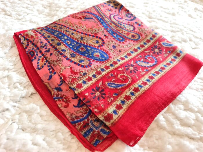 Lenço indiano de seda quadrado estampado vermelho e rosa