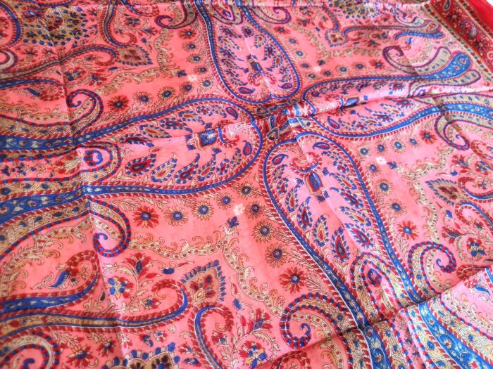 Lenço indiano de seda quadrado estampado vermelho e rosa
