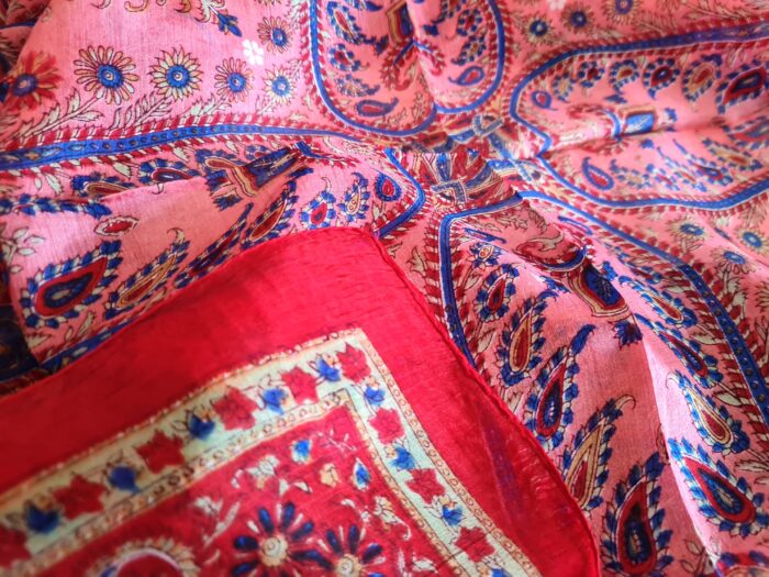 Lenço indiano de seda quadrado estampado vermelho e rosa