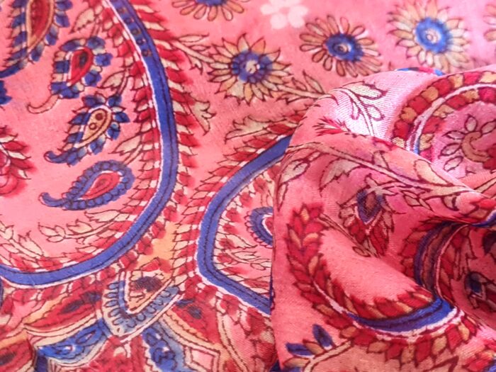 Lenço indiano de seda quadrado estampado vermelho e rosa