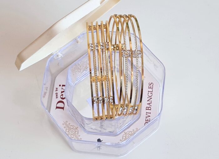 Conjunto Saada com 2 pulseiras indianas minimalistas douradas com strass