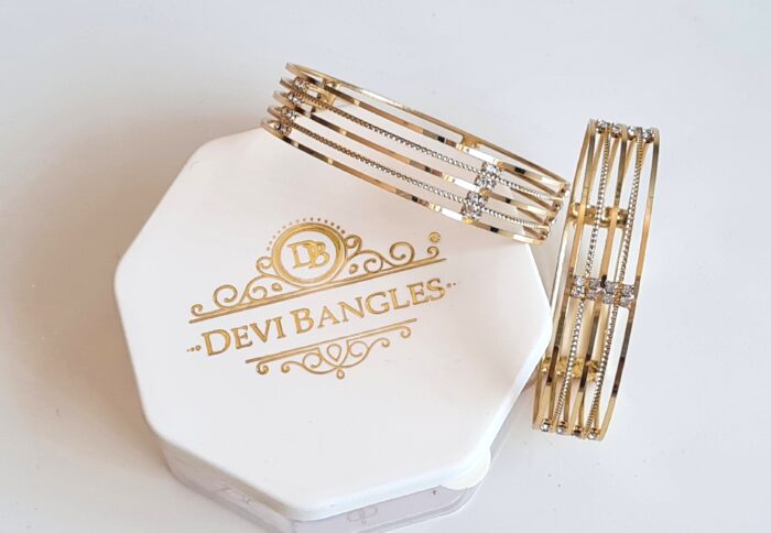 Conjunto Saada com 2 pulseiras indianas minimalistas douradas com strass
