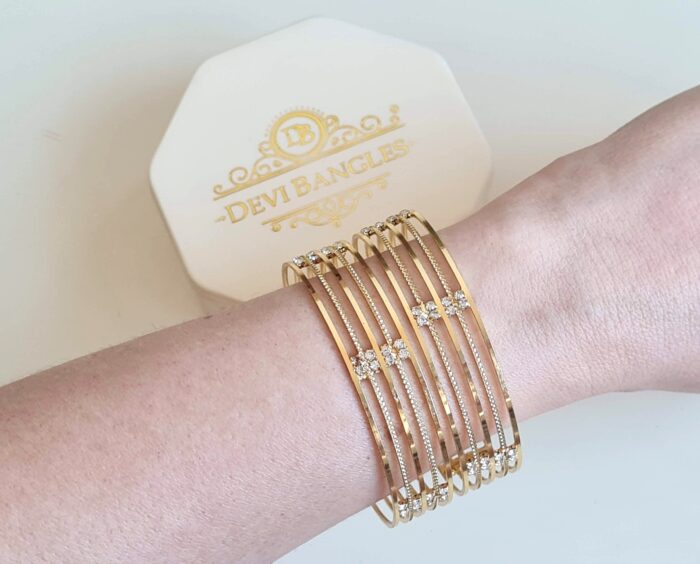 Conjunto Saada com 2 pulseiras indianas minimalistas douradas com strass