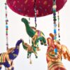 Móbile indiano de cúpula rosa com 5 elefantes coloridos