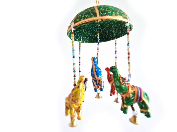 Móbile indiano de cúpula verde com 5 elefantes coloridos