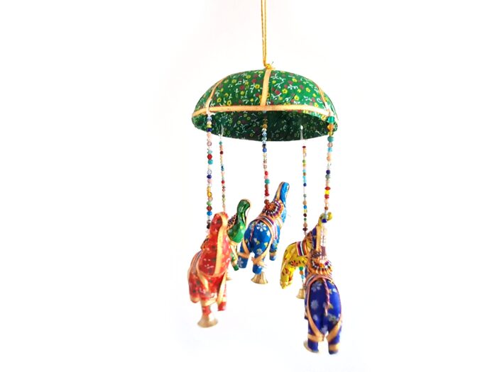 Móbile indiano de cúpula verde com 5 elefantes coloridos