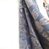 Saree indiano estamparia floral com arabescos em cinza e dourado
