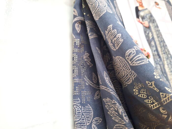 Saree indiano estamparia floral com arabescos em cinza e dourado