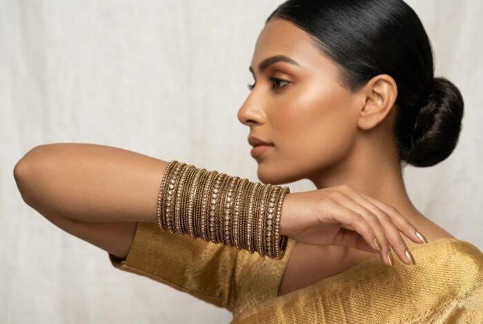 conjunto de pulseiras indianas douradas (set com 23 pulseiras), com pedras, luxuosa