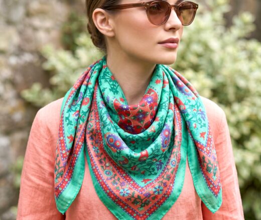 lenço de seda verde e coral com vermelho, by India Lenço indiano de seda quadrado estampado verde com vermelho