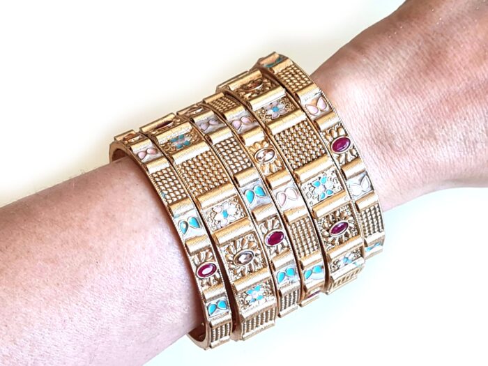 Conjunto de 6 pulseiras indianas de metais design borboleta e flores