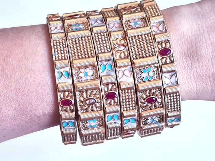 Conjunto de 6 pulseiras indianas de metais design borboleta e flores