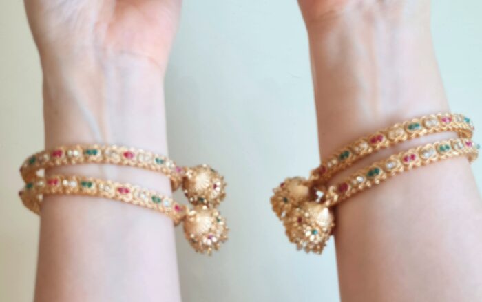 Conjunto de 4 Bangles indianas design Jhumka com pedrarias Apsara