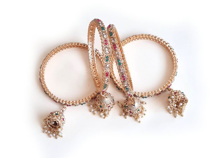 Conjunto de 4 Bangles indianas design Jhumka com pedrarias Apsara