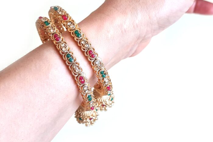 Conjunto de 4 Bangles indianas design Jhumka com pedrarias Apsara