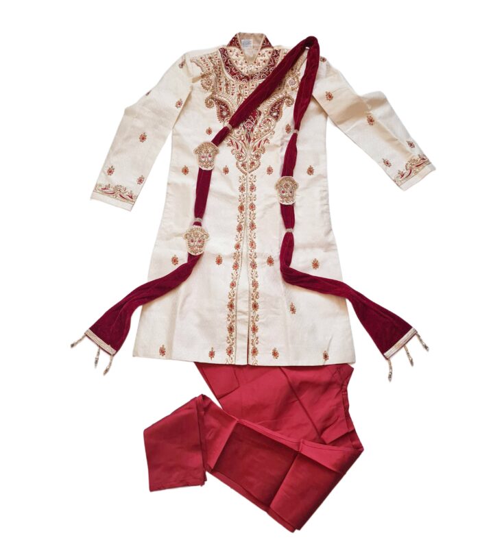 20260506_155743 Sherwani para casamento luxuoso com Kurta adamascada de paisley, bordados intensos, calça churidar vermelha e dupatta bordô em veludo