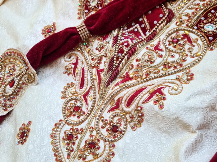 20260506_155817 Sherwani Indiano Luxo Creme com Bordados Zari, Pedrarias, Dupatta e Churidar