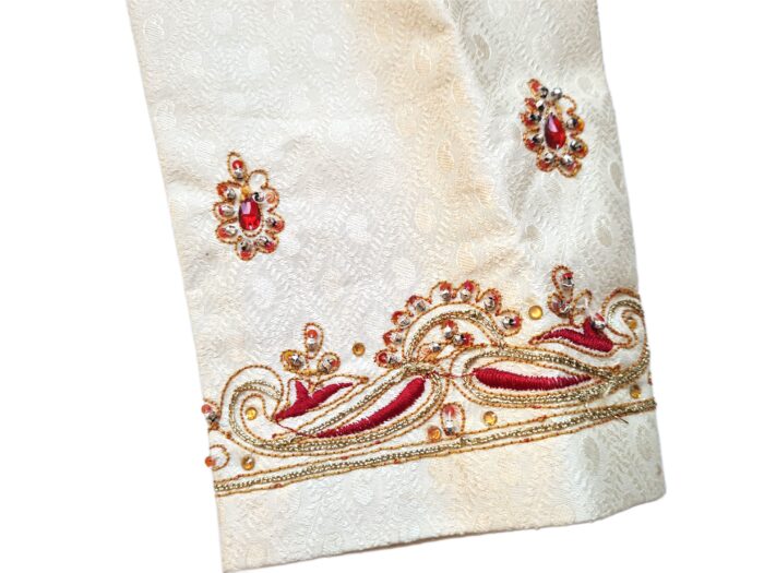 20260506_155830 Sherwani Indiano Luxo Creme com Bordados Zari, Pedrarias, Dupatta e Churidar