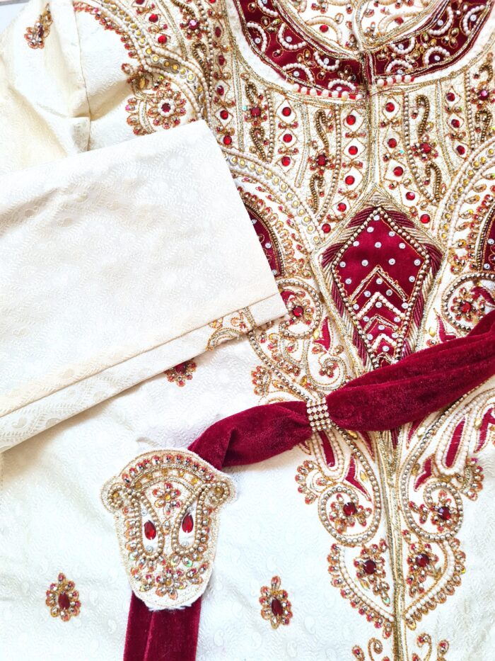 20260506_155924 Sherwani Indiano Luxo Creme com Bordados Zari, Pedrarias, Dupatta e Churidar