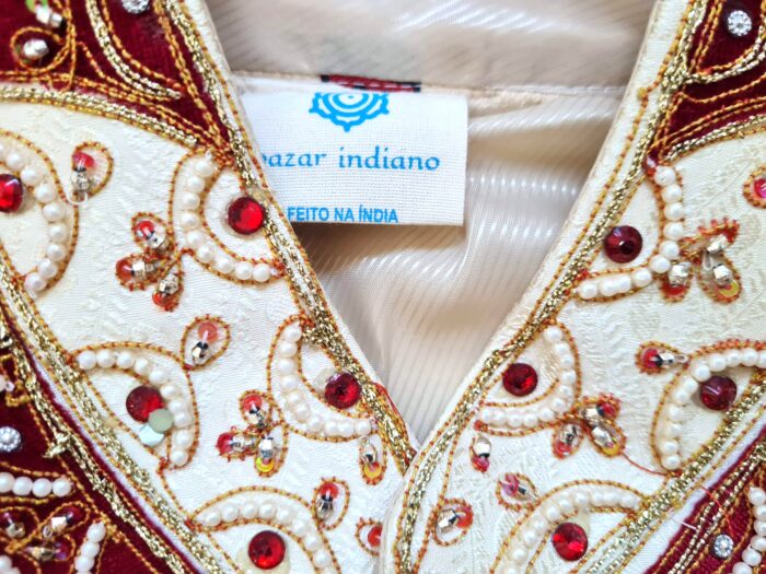 20260506_155935 Sherwani Indiano Luxo Creme com Bordados Zari, Pedrarias, Dupatta e Churidar