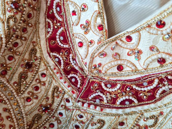 20260506_160252 Sherwani Indiano Luxo Creme com Bordados Zari, Pedrarias, Dupatta e Churidar